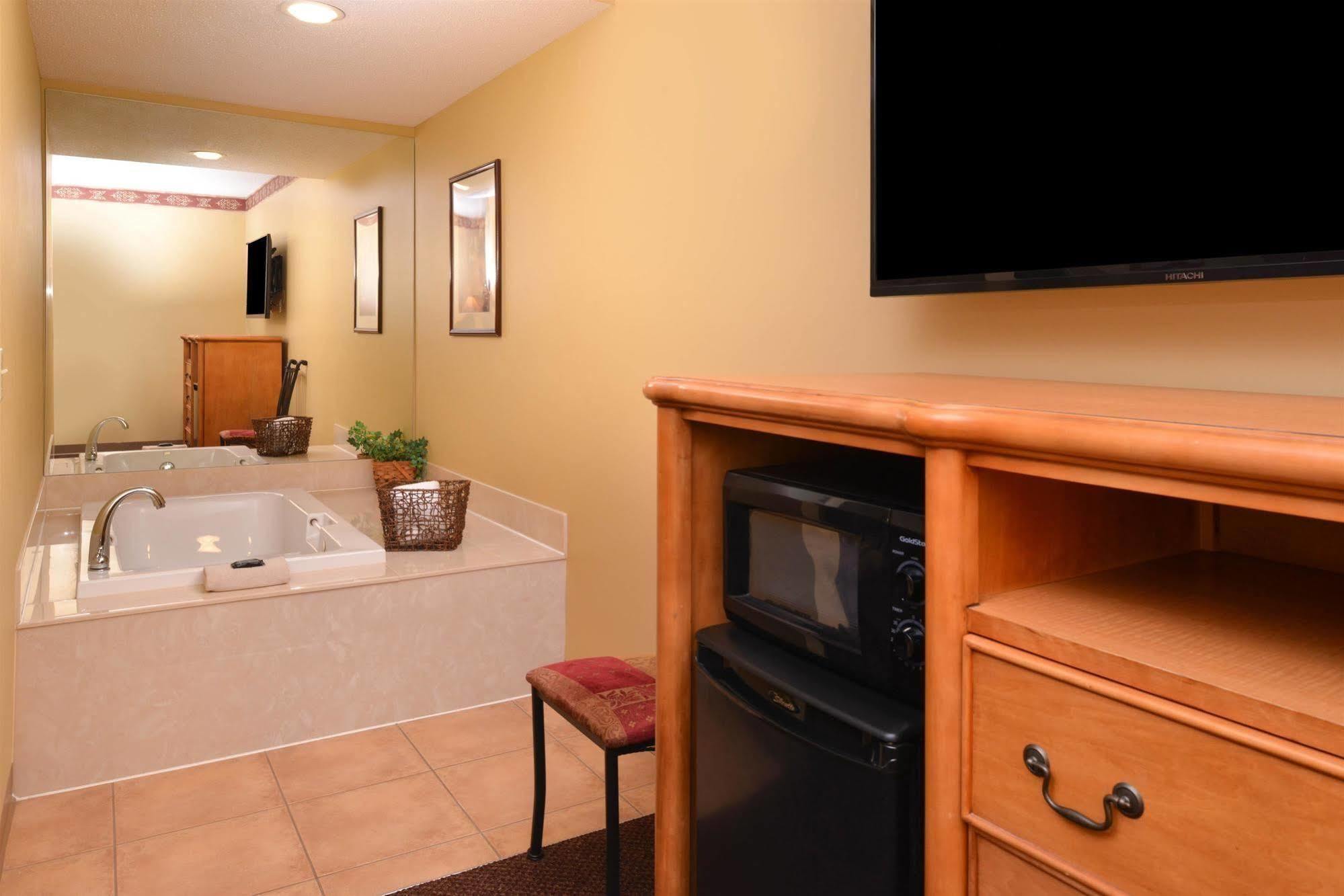 Country Hearth Inn & Suites Edwardsville Extérieur photo